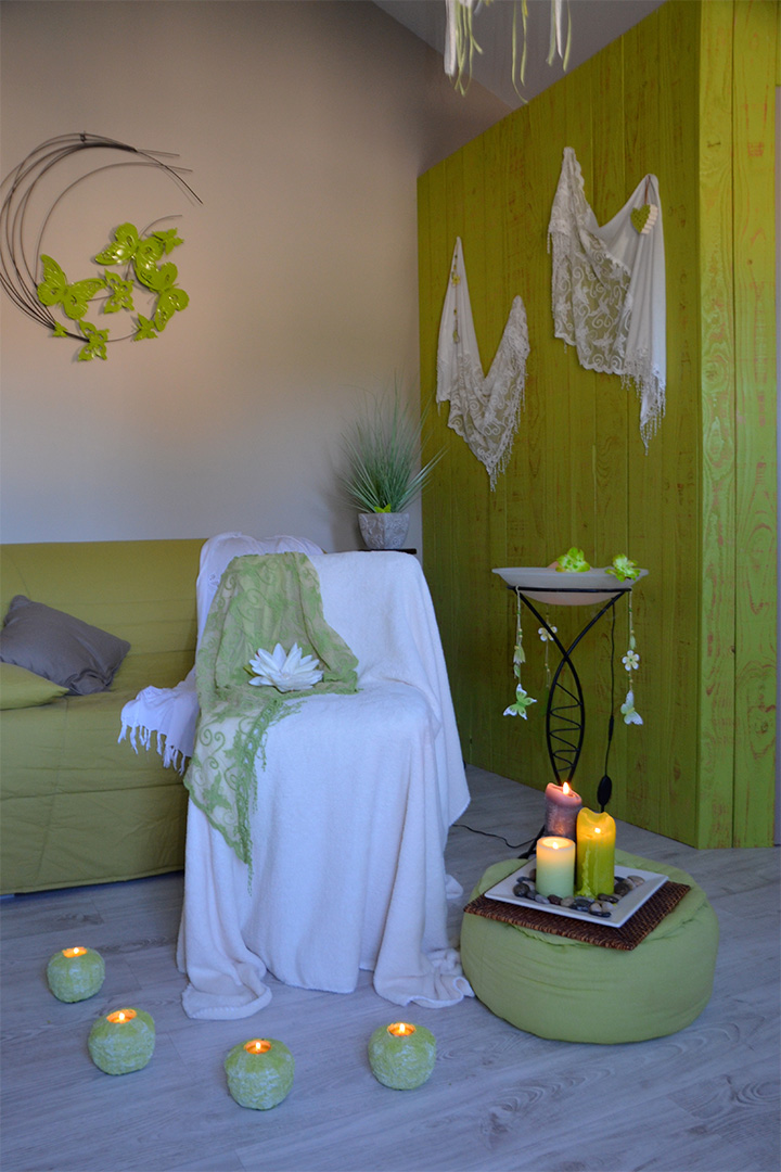 Cadre réel de pratique illustrant un moment charnière entre l’expérience du soin et la transmission en formation de réflexologie crânienne.