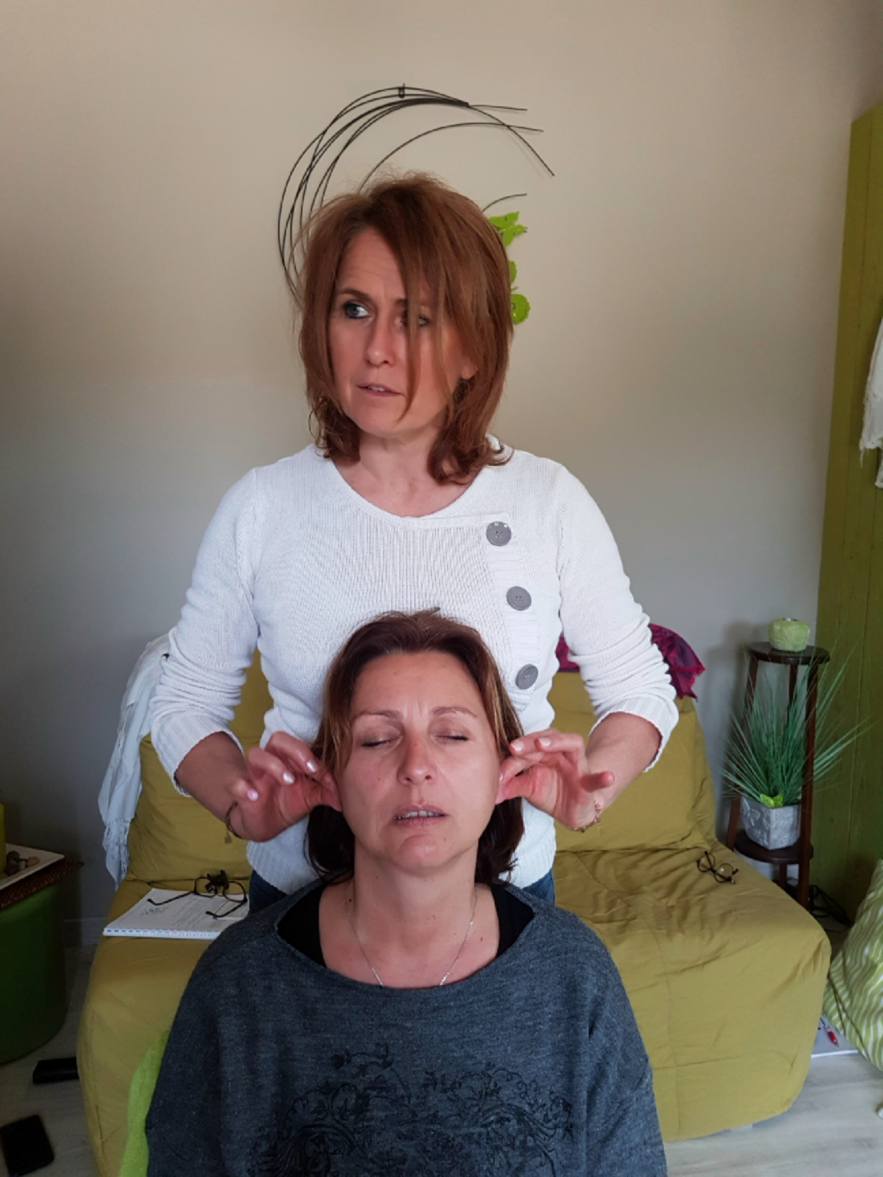 Cécilie Briens pratiquant une séance de réflexologie crânienne pour accompagner la gestion du stress au centre Envolée des Sens à Lançon-Provence.