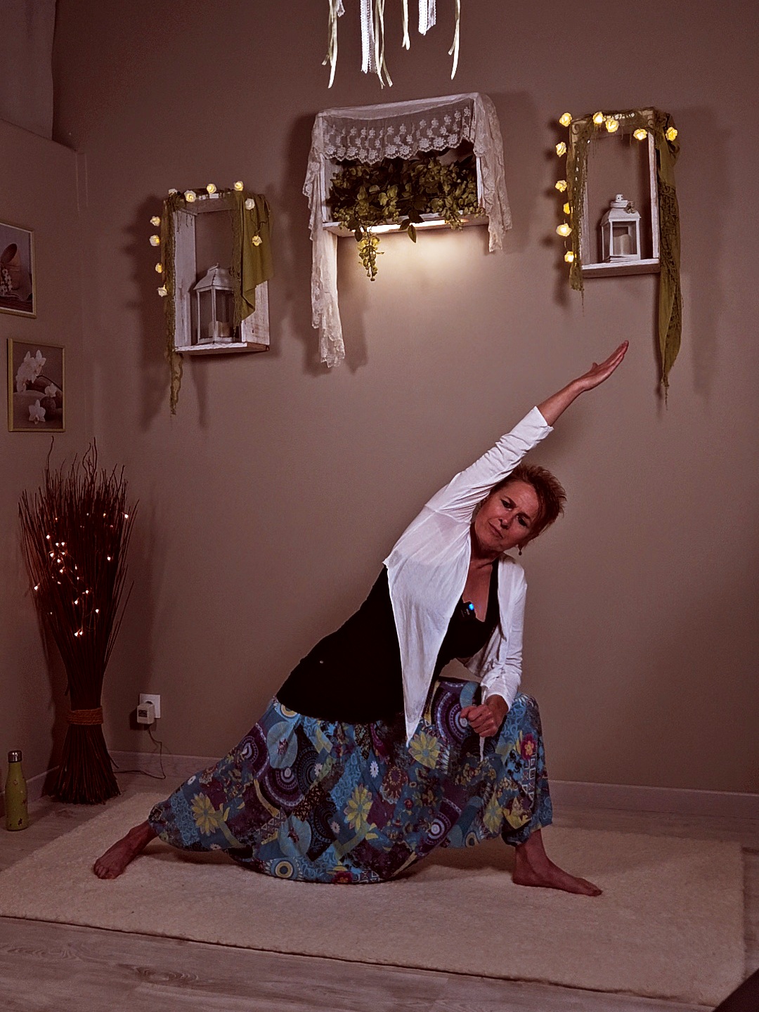 Pratique de Hatha Yoga en ligne avec Cécilie Briens dans son studio de yoga "Harmoniance"