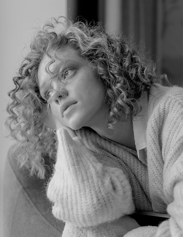 Femme pensive dans un moment d’introspection, illustrant le chemin vers l’équilibre émotionnel grâce aux Fleurs de Bach.