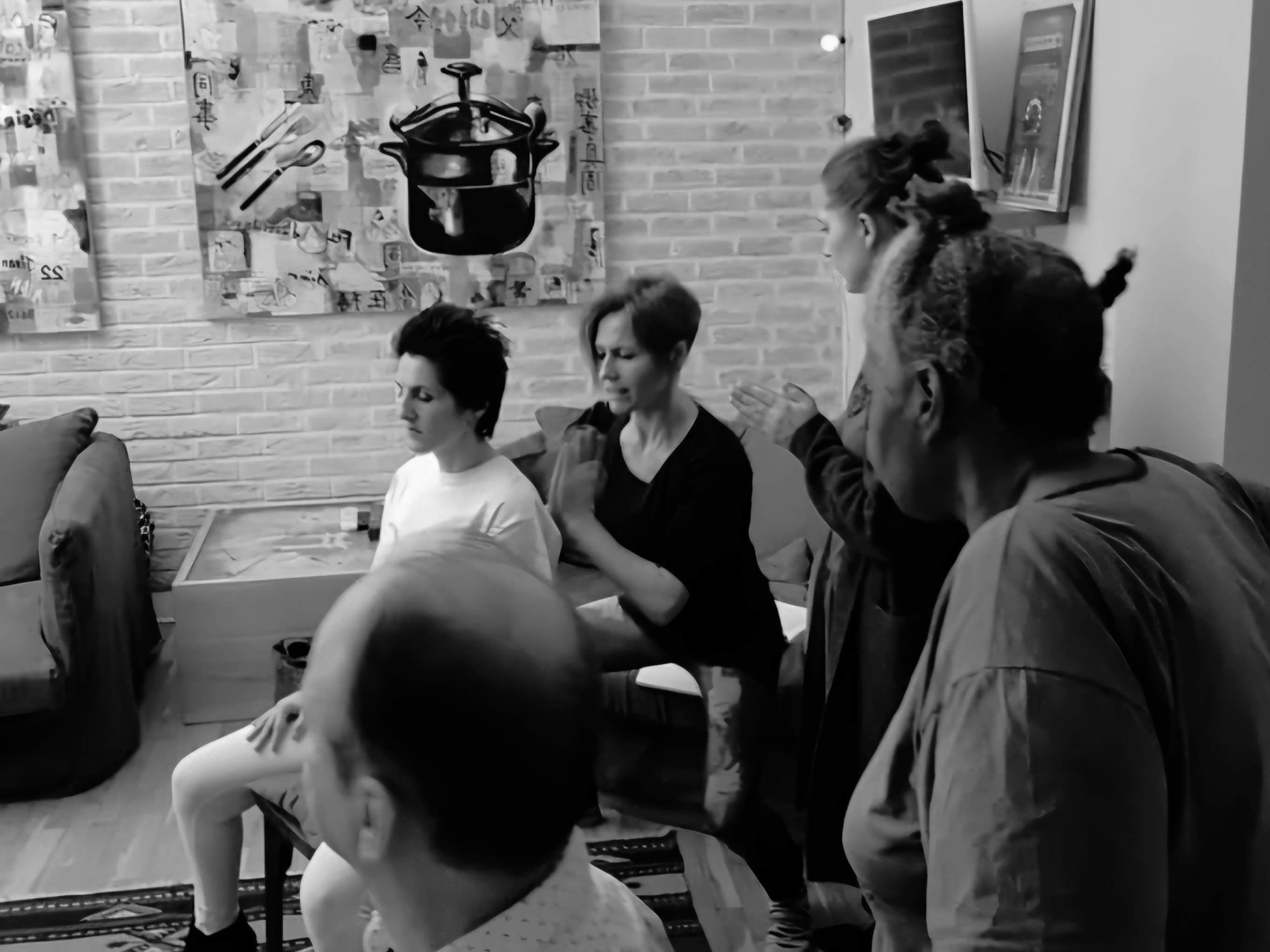 Mise en pratique de la réflexologie crânienne lors d’une formation, illustrant la gestuelle, le rythme du soin et la transmission en situation réelle