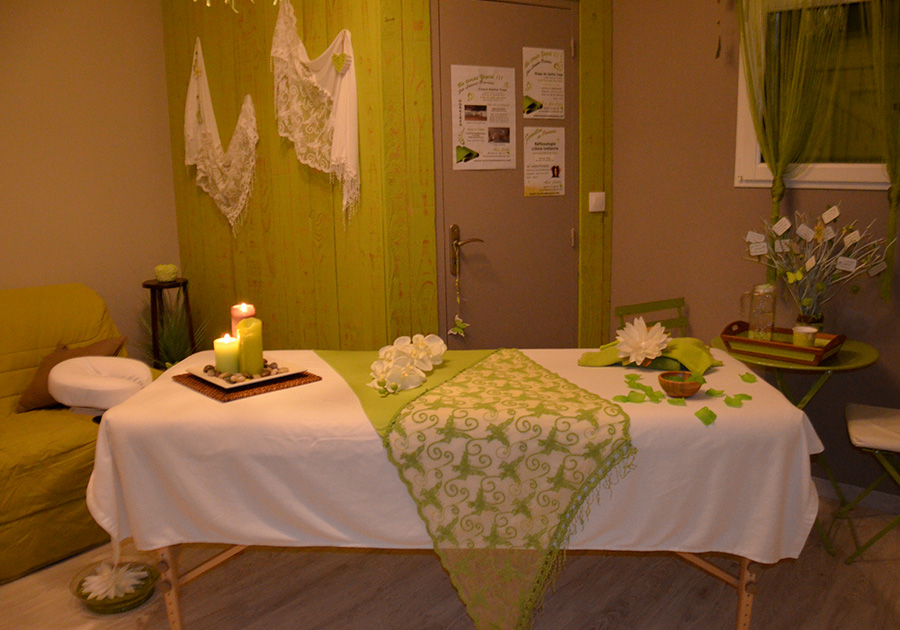 Table de massage préparée pour un soin énergétique relaxant à Lançon-Provence
