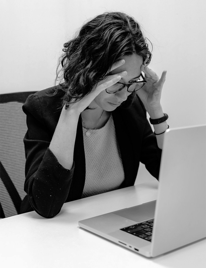 Femme stressée en surcharge mentale et émotionnelle