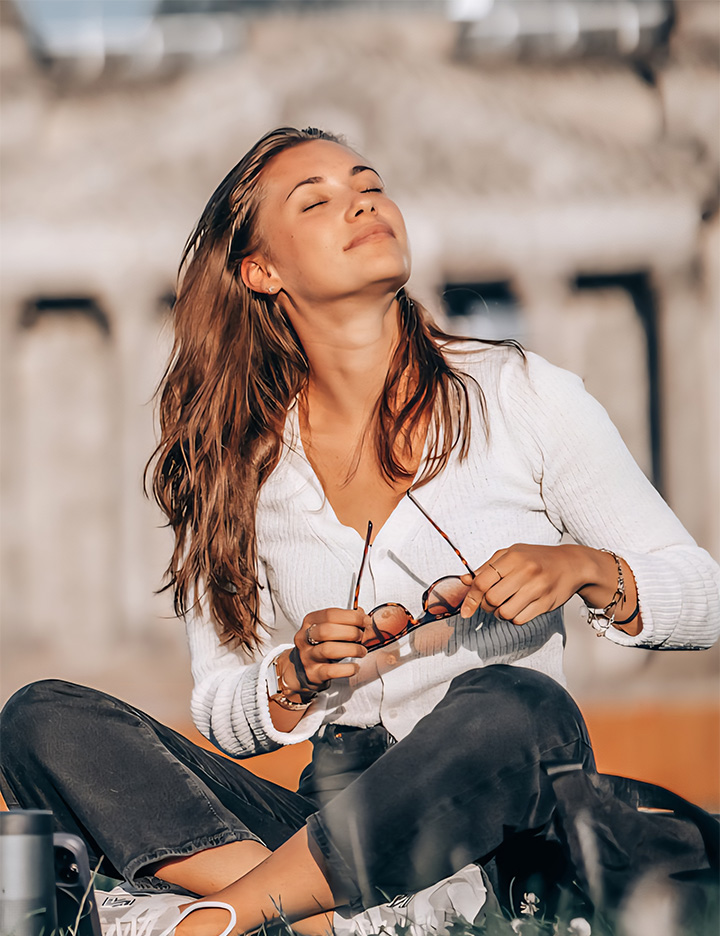 Femme détendue retrouvant calme et sérénité après le stress