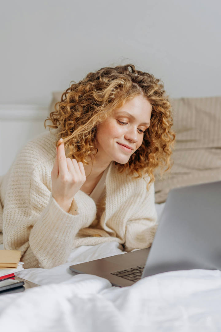Femme détendue retrouvant calme et sérénité après le stress
