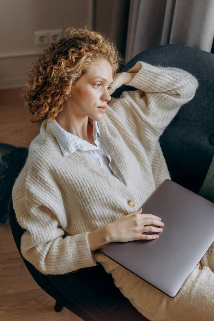 Femme 40+ stressée au travail - Gestion du stress par le Yoga